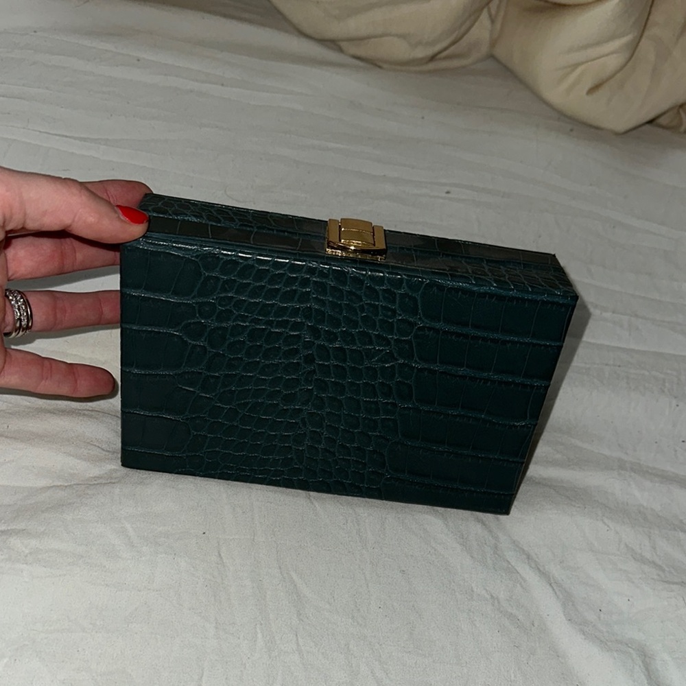 Elegant Green Crocodile-Embossed Clutch